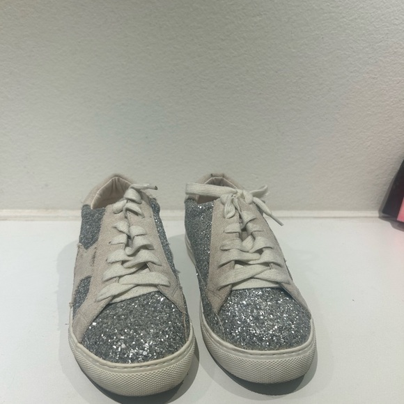 Silver sparkly shoes, size 7 women, worn once - Picture 3 of 4